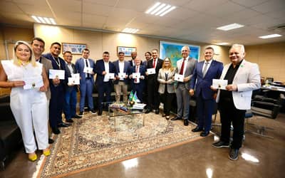 Waldez Góes apresenta programas federais a prefeitos do Amapá